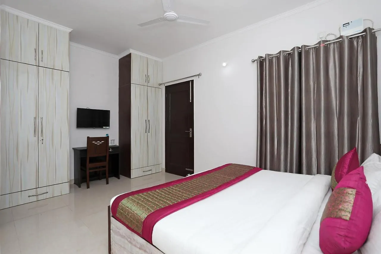 Oyo 11383 Hotel Go Rooms 古尔冈 3*,  印度